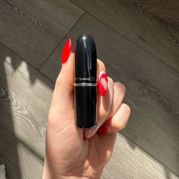 MAC Cosmetics Lustreglass Sheer-Shine Lipstick in Hug Me - Picture 3 of 6